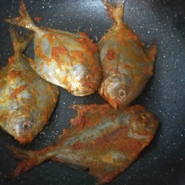 Panaskan teflon. Bakar ikan di kedua sisi hingga matang. Sajikan.