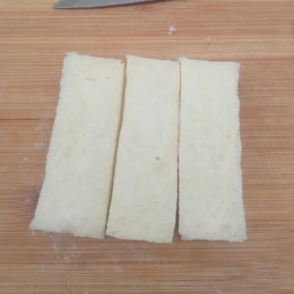 1 roti tawar bagi menjadi 3 bagian, lalu gilas hingga pipih, sisihkan