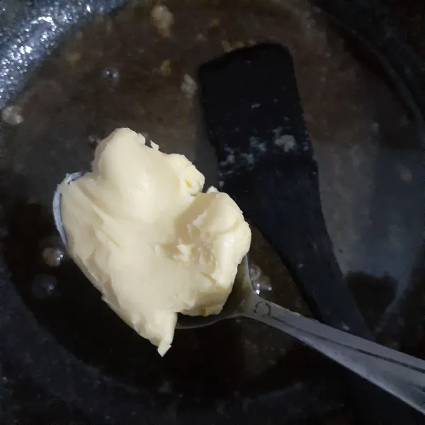 Tambahkan mentega, jika mentega tidak ada gunakan margarin. Masak hingga mentega leleh lalu tuangkan bahan pengental, masak hingga mengental dan sajikan.