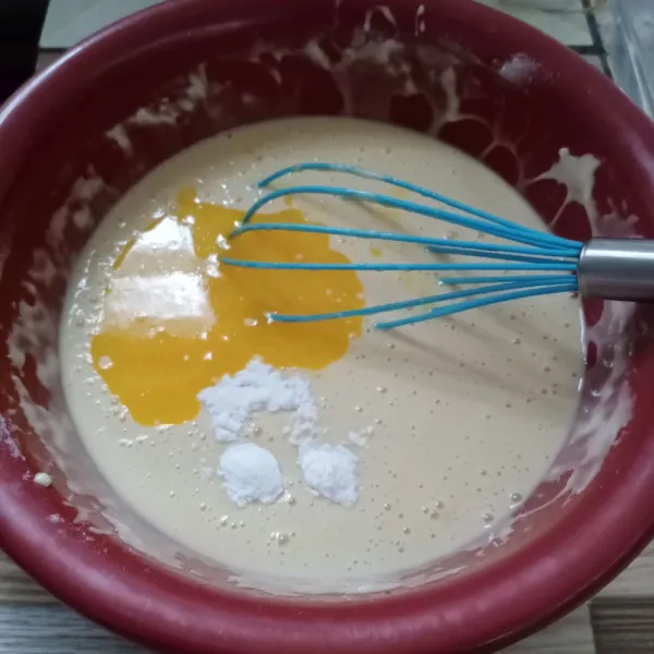 Terakhir masukkan margarin leleh dan baking soda. Aduk sampai tercampur rata.