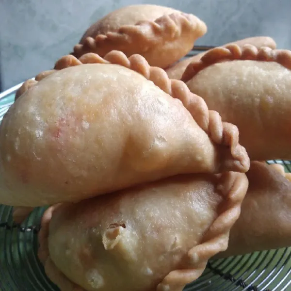Jika sudah berwarna kecoklatan seperti ini angkat dan sajikan. Bisa ditambah dengan sambal kacang ataupun hanya dengan cabe rawit.