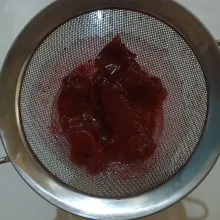 Saring sirupnya dan sisihkan kulit buah naganya.