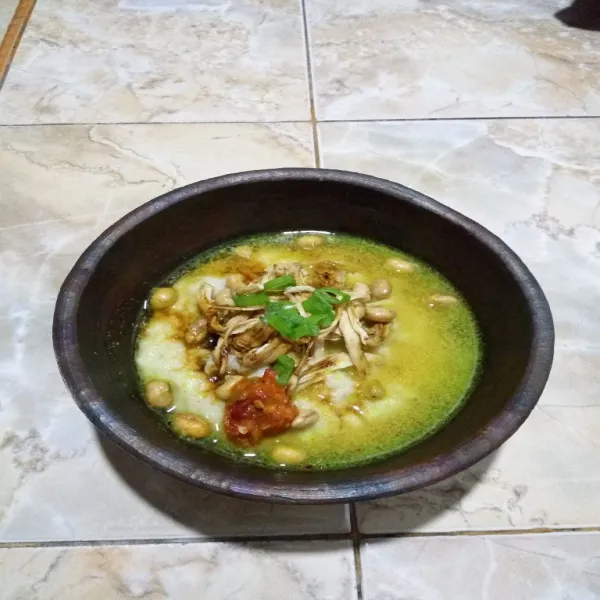 Terakhir taburi bawang goreng dan daun bawang. Tambahkan sambal dan sedikit kecap manis. Sajikan hangat.