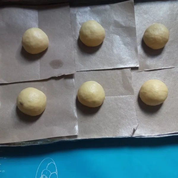 Setelah di resting, bagi dough masing masing seberat ±35 gr. Setelah selesai ditimbang, bulatkan/rounding dough. Proofing pertama ±30 menit