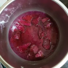 Masak sambil diaduk terus dengan api sedang cenderung kecil.