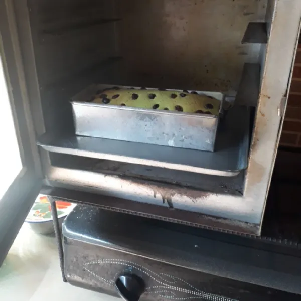 Panggang dalam oven yang sudah dipanaskan, gunakan api sedang. Setelah cake naik (10 menit) beri taburan kismis lagi agar tidak tenggelam. Panggang kembali hingga matang. Sesuaikan dengan oven masing-masing.
