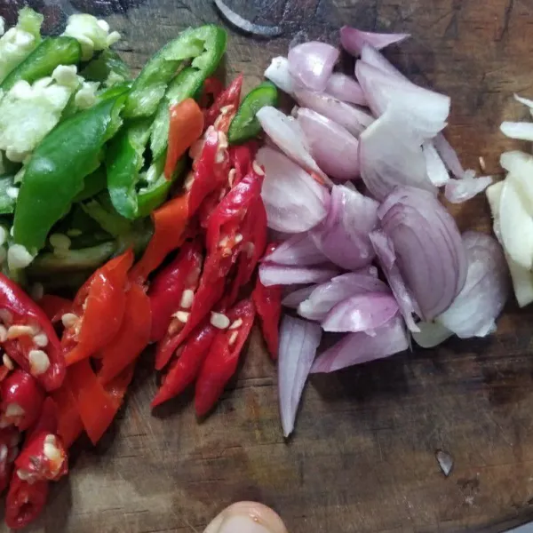 Pertama siapkan bahan-bahannya. Iris cabe merah, cabe hijau, bawang merah,bawang putih, dan daun bawang. Untuk daun bawangnya saya tempatkan terpisah.