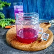 Tuang sirup ke dalam toples tabung atau botol kaca.