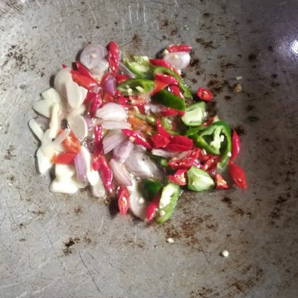 Kemudian panaskan minyak goreng, lalu tumis bumbu aromatik sampai wangi.