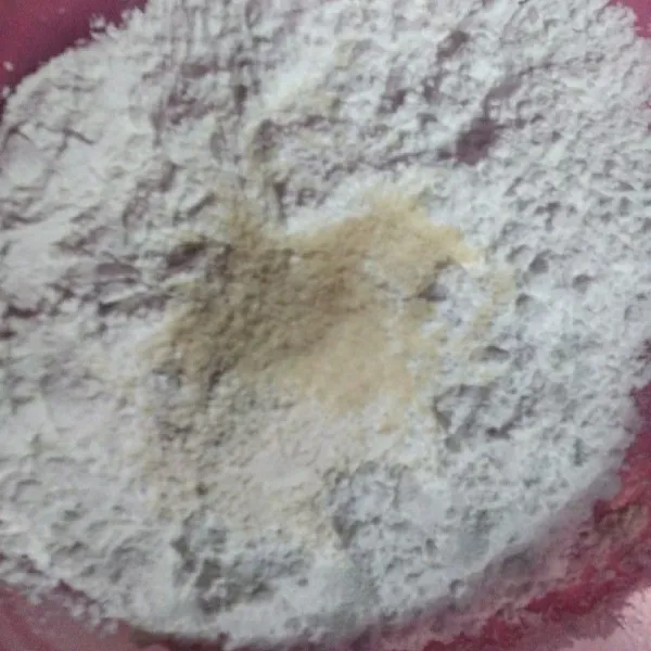 Siapkan tepung tapioka/sagu dan tepung terigu dalam wadah. Tambahkan penyedap rasa lalu aduk merata.