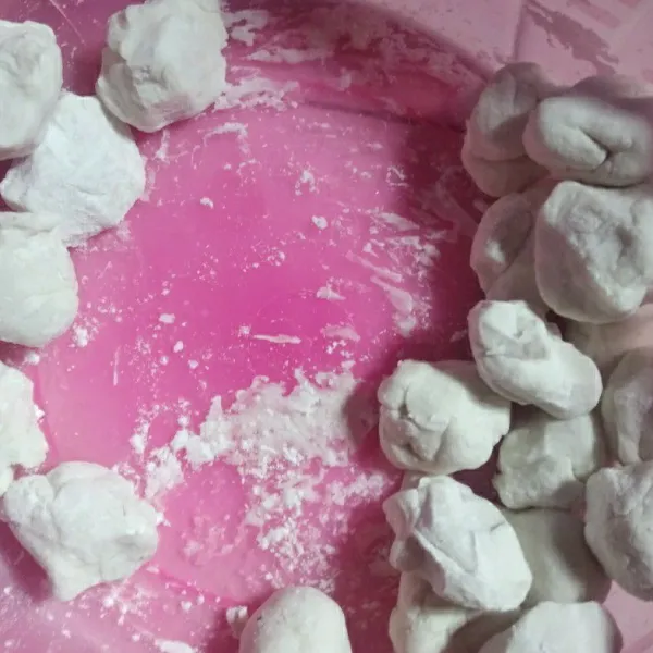 Dalam panci panaskan air hingga mendidih, lalu tuang sedikit demi sedikit ke dalam tepung (adonan kering) lalu uleni adonan hingga kalis tidak menempel di tangan. Timbang masing-masing adonan menjadi 20 gr.