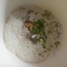 Campur semua bahan jadi satu kecuali telur puyuh.
