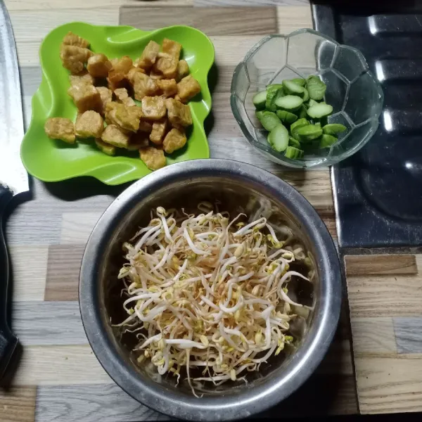Siapkan bahan yang akan diolah. Goreng tempe setengah matang.