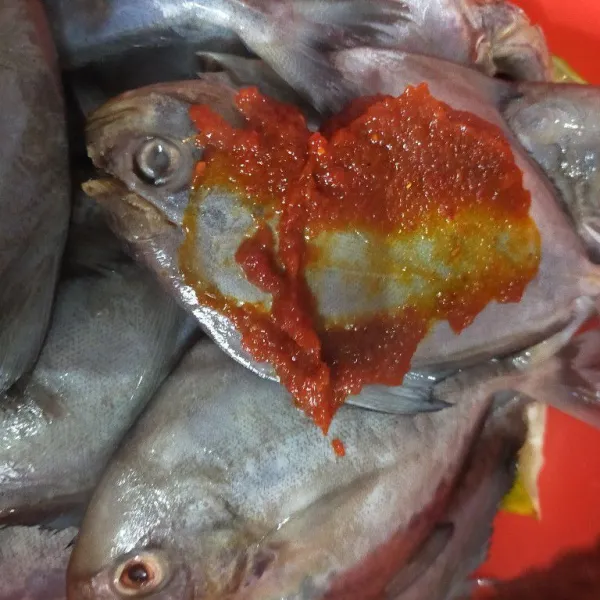 Olesi ikan dengan bahan bumbu. Diamkan selama 15 menit.