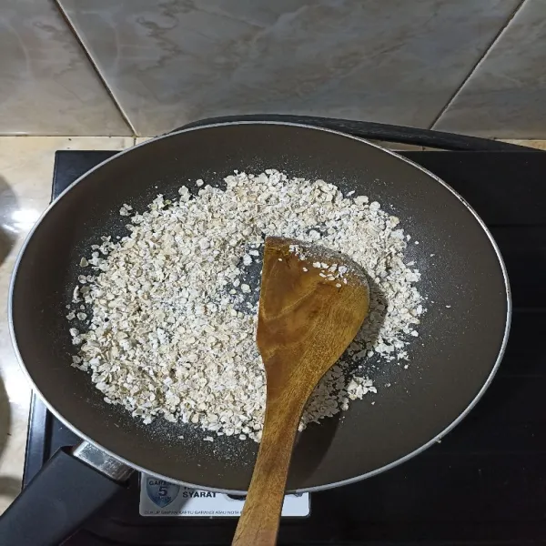 Sangrai oat dengan api kecil hingga agak kecoklatan.