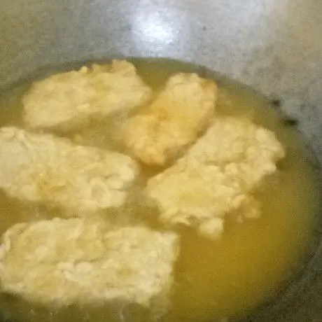 Goreng tempe sampai matang dan kecoklatan.