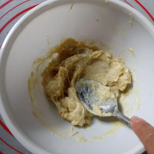 Aduk garam dengan durian menggunakan sendok sambil dilumatkan/ dihaluskan.