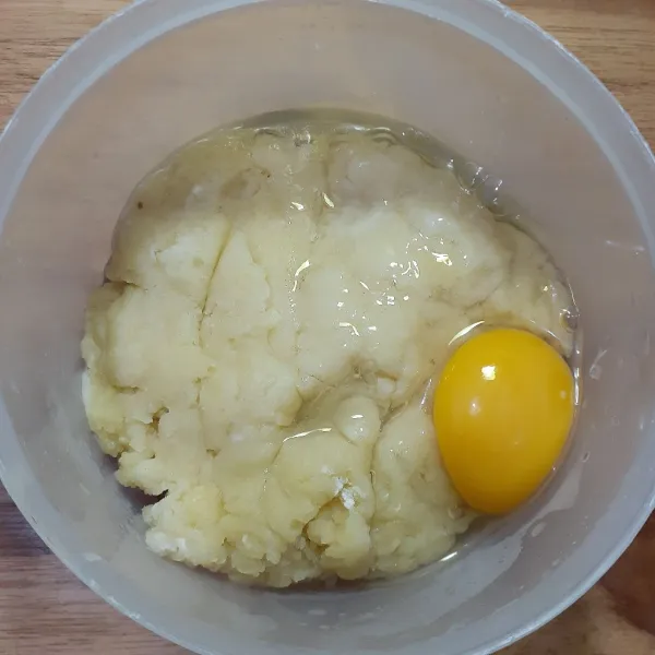 Tambahkan telur ayam dan aduk hingga tercampur dengan baik.