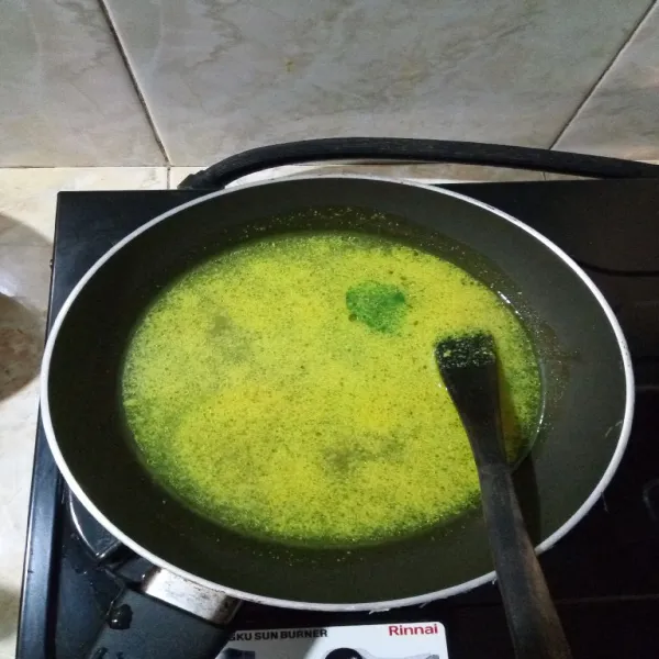 Tambahkan air, bumbui garam, kaldu bubuk, dan lada bubuk. Masak hingga mendidih. Angkat, sisihkan.