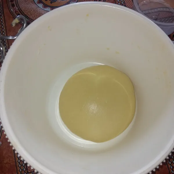 Istirahatkan/resting dough selama ±30 menit agar adonan menjadi lentur dan nanti gampang dibentuk. Tutup wadah menggunakan serbet
