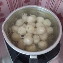 Rebus air dan sedikit minyak goreng hingga mendidih, setelah mendidih masukkan adonan cilok, rebus hingga matang dan mengapung.