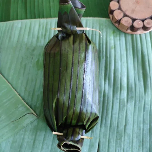 Kemudian bungkus dan sematkan dengan lidi.