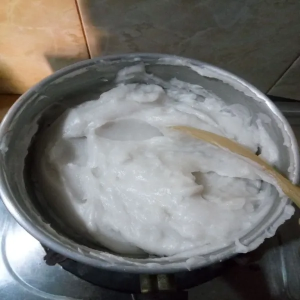 Masak hingga adonan bubur meletup-letup. Matikan api. Sisihkan.