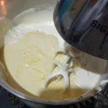 Masukkan bahan C  mixer perlahan, kemudian lanjut, aduk lipat menggunakan spatula.