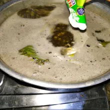 Tambahkan santan, lalu masukkan ubi dan labu, aduk rata, masak hingga semuanya menyatu, koreksi rasa dan sajikan.