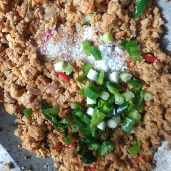 Setelah itu, dalam wajan berisi tumisan bumbu aromatik tadi, masukkan oncom yang sudah dihancurkan. Tambah garam, gula, dan daun bawang yang sudah dipotong kecil.