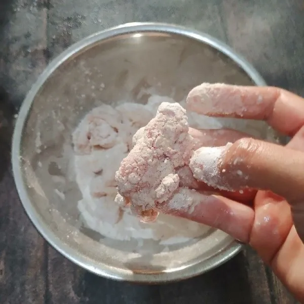 Kemudian celupkan ke dalam tepung kering, sambil agak diremas agar tepung menempel.