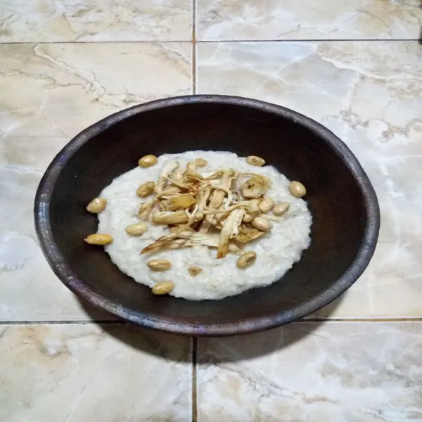 Beri ayam suwir dan kedelai goreng.