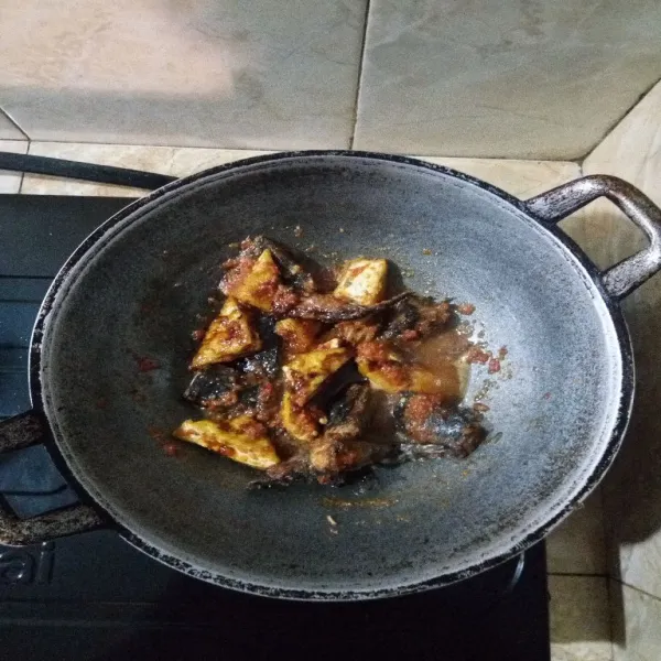 Tambahkan air. Bumbui dengan garam, gula merah, kaldu bubuk, dan kecap manis. Aduk rata, koreksi rasa. Masak hingga air menyusut.