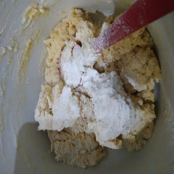Tambahkan vanili dan susu bubuk aduk kembali adonan hingga semua bahan tercampur rata.