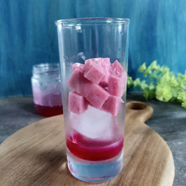 Ambil gelas saji, taruh es batu ke dalam gelas lalu masukkan sirupnya, jelly, dan air secukupnya.