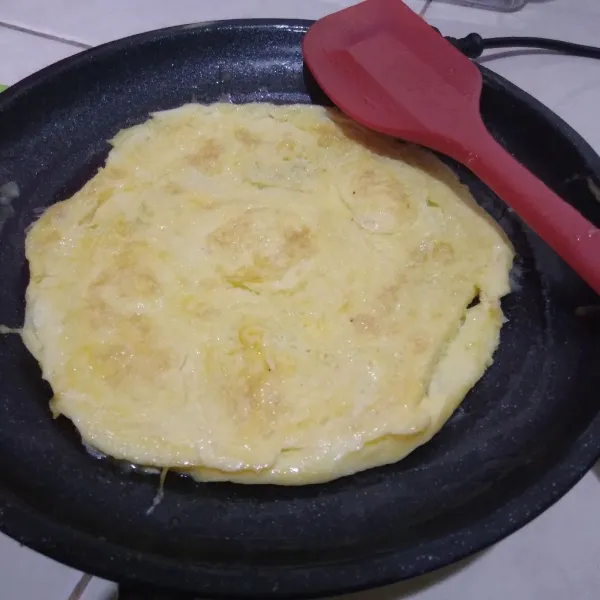 Telur dikocok beri susu, garam dan merica lalu dibuat omelet.