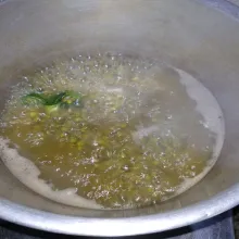 Cuci bersih kacang hijau, lalu rebus dengan daun pandan.