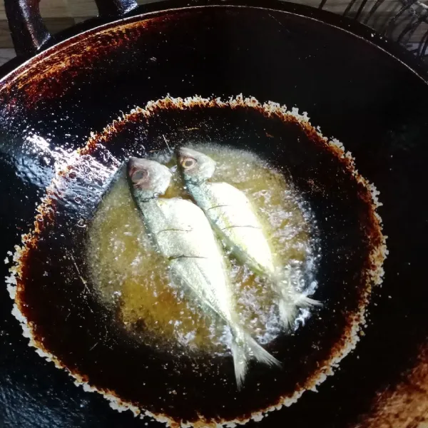 Kemudian goreng ikan sampai matang. Angkat dan tiriskan.