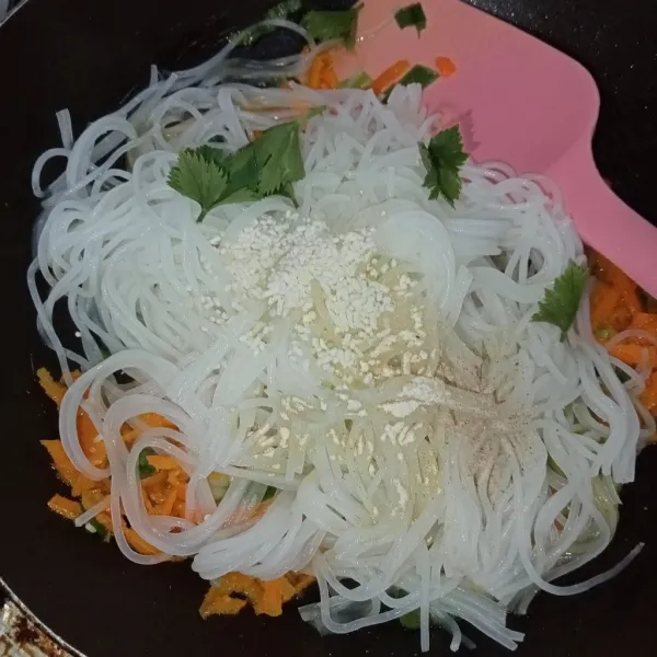 Masukkan bihun, tambahkan garam dan kaldu jamur.