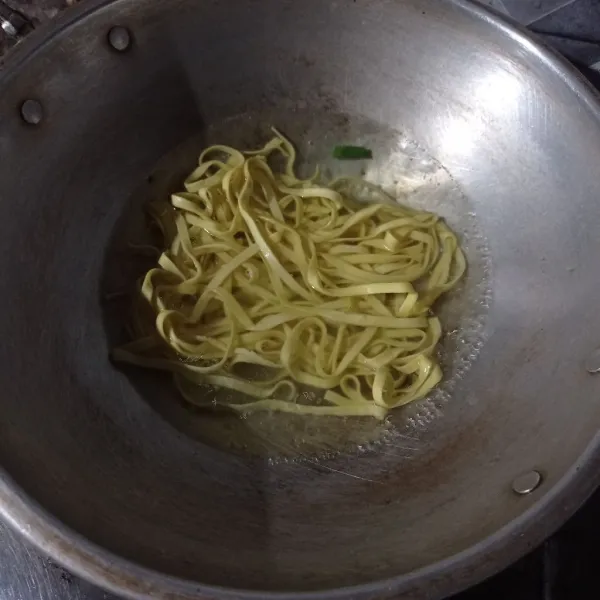 Rebus mie sampai matang, tiriskan.
