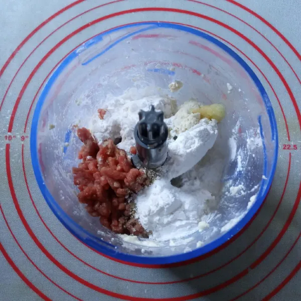Campur tahu halus dengan semua bahan tersisa. Aduk sampai rata dan menjadi adonan.