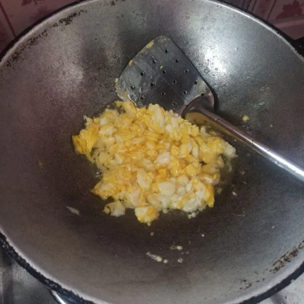 Panaskan minyak goreng secukupnya, kemudian masukkan telur goreng orak-arik.