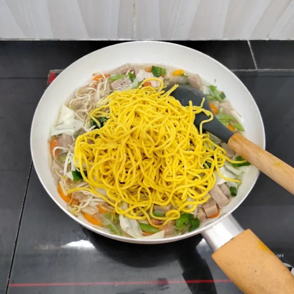 Setelah itu masukkan mie kuning basah. Aduk rata.