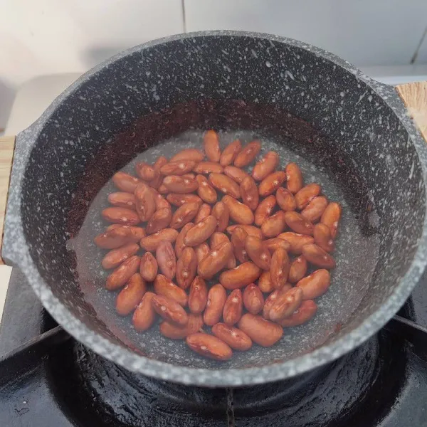 Rebus kacang merah segar hingga empuk. Tiriskan.