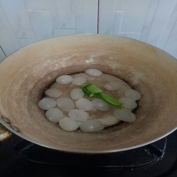 Masukkan kolang kaling, air dan daun pandan ke dalam wajan masak hingga mendidih.