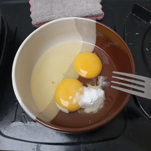 Masukkan telur, garam, gula dan vanilli ke dalam mangkuk, aduk rata.