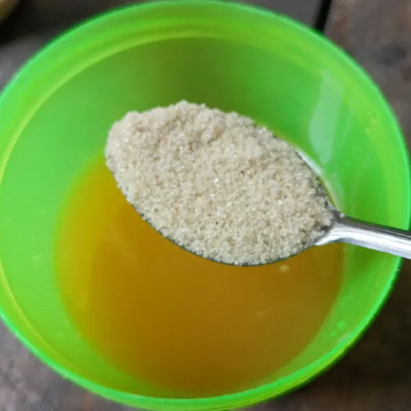 Masukkan gula pasir dan aduk-aduk sampai gula larut.