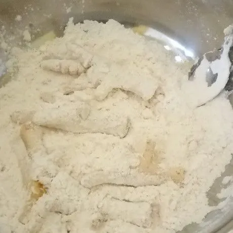 Masukan ceker ayam kedalam tepung kering lalu aduk hingga ceker terlumuri dengan tepung
