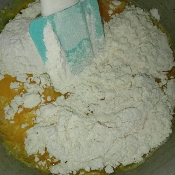 Masukkan tepung, aduk cepat sampai menjadi adonan.
