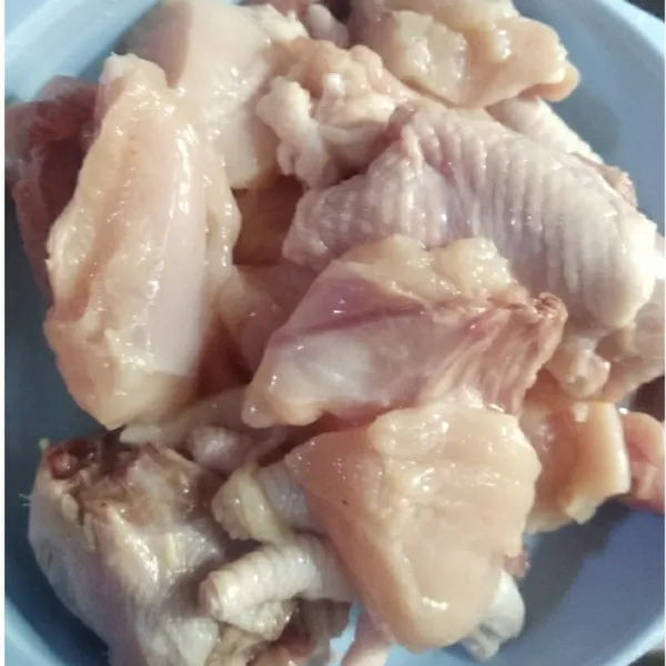 Pertama potong ayam sesuai selera (punyaku di potong kecil ya karena untuk anak-anak). Kemudian cuci bersih di air mengalir dan sisihkan dalam wadah.